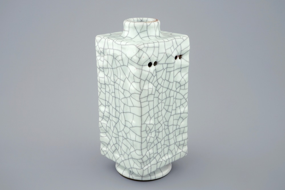 Un vase de forme cong en porcelaine &agrave; gla&ccedil;ure de type ge, Chine, 19/20&egrave;me